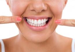 Combinația care reduce tartrul și albește dinții
