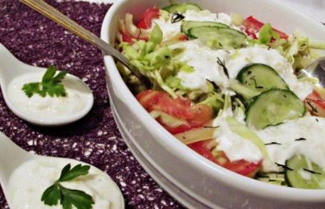 Salată de legume cu dressing de iaurt
