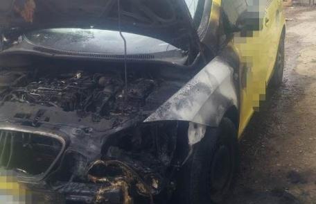 Botoșănean ajuns la spital cu arsuri după ce a încercat să stingă un incendiu care i-a cuprins mașina - FOTO