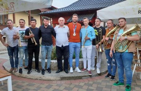 Sărbătoare la Mihăileni, odată cu întoarcearea acasă a lui Mugurel Semciuc Interviu cu vicecampionul olimpic – FOTO