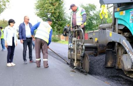 Covor asfaltic nou pe un drum județean – FOTO