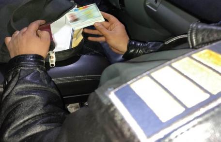 Un permis de conducere şi două cărţi de identitate false descoperite de poliţiştii de frontieră