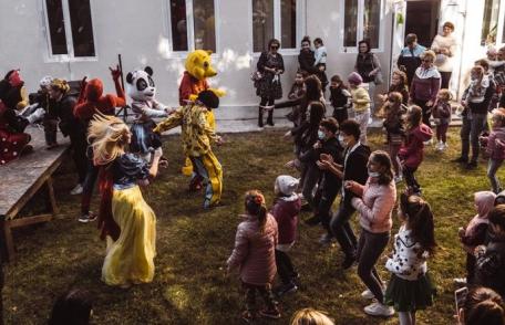 Zeci de copii s-au întâlnit cu personaje din universul Disney la Casa Municipală de Cultură Dorohoi - FOTO