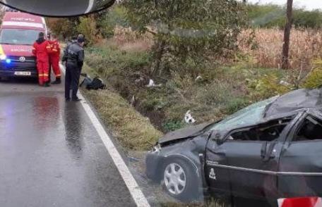 Patru persoane rănite într-un accident după ce s-au răsturnat cu mașina pe marginea unui drum - FOTO