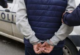 Tânăr „săltat” de poliţişti direct din parcarea unui supermarket din Botoșani şi dus la Penitenciar