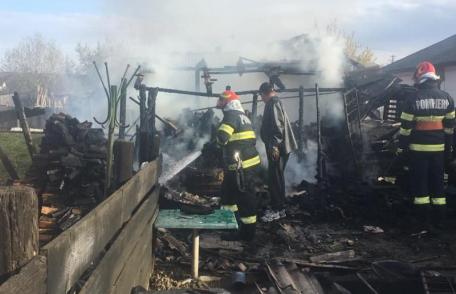 Incendiu a izbucnit într-o gospodărie din Copălău. Flăcările au cuprins mai multe anexe