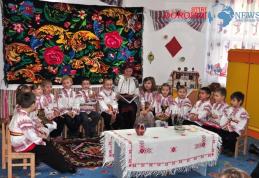 Gradiniţa nr.10 Dorohoi (VIDEO/FOTO): Basmele şi tradiţiile românilor sunt la ele acasa în pragul sărbătorii naţionale