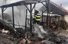 Magazie cuprinsă de flăcări într-o gospodărie din orașul Săveni - FOTO