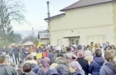 Protest față de învățământul online, la școala din Volovăț, Suceava