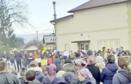 Protest față de învățământul online, la școala din Volovăț, Suceava