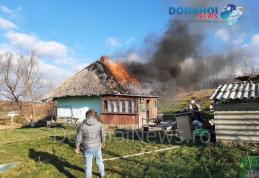 Casă cuprinsă de flăcări la Suharău! Pompierii dorohoieni au intervenit pentru stingere – FOTO