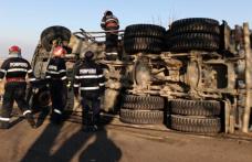 Camion încărcat cu bitum răsturnat la ieșirea din Văculești. Șoferul a fost transportat la spital – FOTO