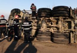 Camion încărcat cu bitum răsturnat la ieșirea din Văculești. Șoferul a fost transportat la spital – FOTO