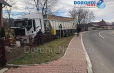 Accident la Dorohoi! Un camion s-a oprit în curtea unei case de pe strada Ștefan cel Mare - FOTO