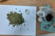 Droguri ascunse într-un flacon de medicamente descoperite la Vama Stânca - FOTO