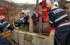 Intervenție dificilă. Bărbat salvat din fântână de pompierii din Botoșani