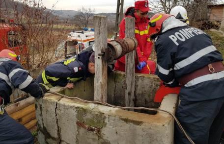 Intervenție dificilă. Bărbat salvat din fântână de pompierii din Botoșani