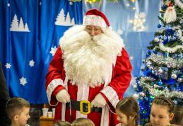 Sărbătoare ridicată la rang de poveste Moş Crăciun a venit la Dorohoi cu 3.000 de cadouri - FOTO