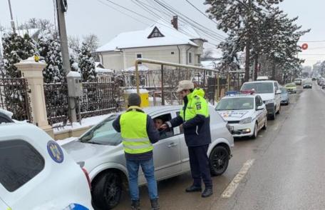 Acțiune a polițiștilor și reprezentanților RAR pentru verificarea dotării mașinilor cu anvelope de iarnă - FOTO