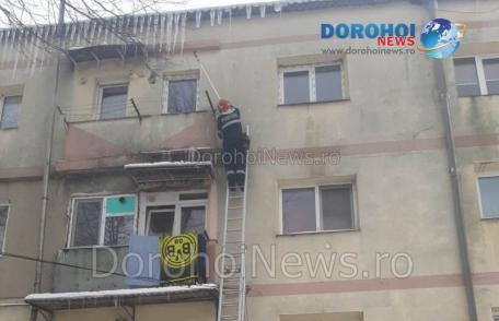 Pompierii solicitați să intervină pentru degajarea țurțurilor de pe un bloc din Dorohoi - FOTO