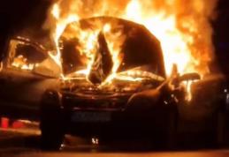 Mașină cuprinsă de flăcări la ieșirea din Botoșani. Șoferul a observat fum în timp ce se deplasa - FOTO