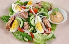 Salată cu ton şi ouă fierte