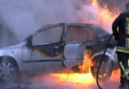 La un pas de tragedie, în Botoşani. Unei şoferițe i-a luat foc maşina în mers
