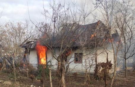 Tragedie! O femeie și-a pierdut viața într-un incendiu care i-a mistuit locuința – FOTO
