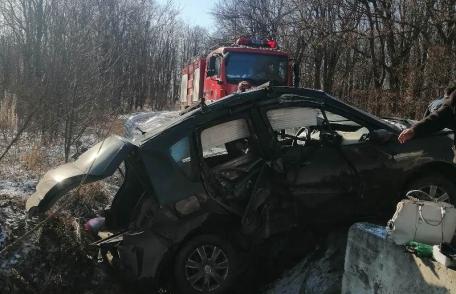 O femeie a avut nevoie de îngrijiri medicale după ce mașina în care se afla s-a izbit într-un cap de pod - FOTO
