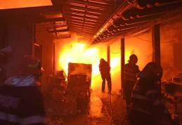 Incendiu violent în Pascari! Depozite de furaje și lemne, anexă și acoperișul unei case cuprinse de flăcări - FOTO
