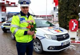 Poliţiştii urează tuturor doamnelor şi domnişoarelor o primăvară frumoasă şi „La mulţi ani!” - FOTO