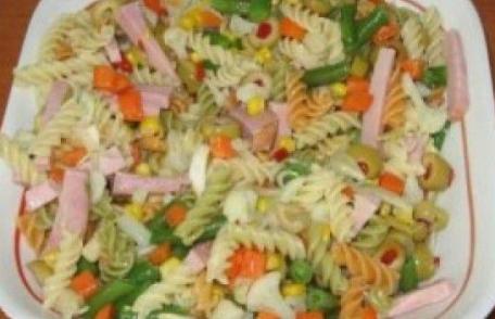 Salată de paste colorate