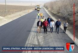Asfalt turnat pe sectorul Mihălășeni – Dângeni din Drumul Strategic - FOTO