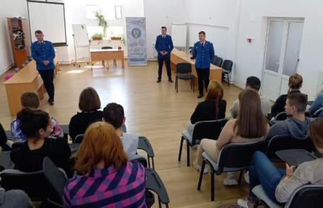 Activități preventiv-educative a jandarmilor organizate la Grupul Școlar „Dr. Mihai Ciucă” Săveni
