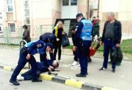 Bărbat căzut pe un trotuar din Botoșani ajutat de jandarmi până la sosirea ambulanței