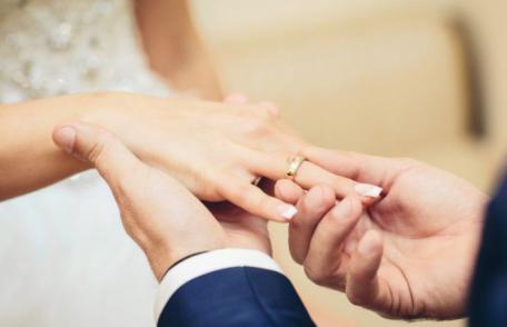 O adolescentă a cerut instanței să se poată căsători