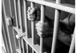Bărbat escortat către Penitenciarul Botoșani pentru ucidere din culpă și părăsirea locului accidentului