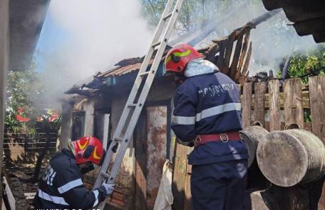 Incendiu pornit din joaca unui copil de șase ani! Flăcările au cuprins gospodăria unor botoșăneni - FOTO