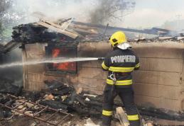 Anexă distrusă de foc în comuna Frumușica. Pompierii au intervenit pentru stingere