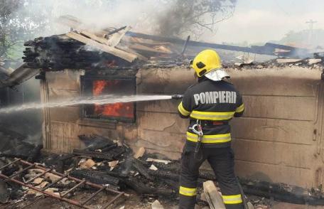 Anexă distrusă de foc în comuna Frumușica. Pompierii au intervenit pentru stingere