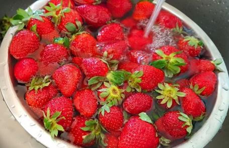 De ce să speli căpșunele în apă cu sare înainte de a le mânca