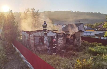 Casă distrusă într-un incendiu izbucnit de la o lumânarea lăsată nesupravegheată - FOTO