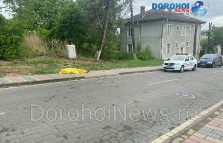 Bărbat găsit decedat pe un trotuar din zona centrală a municipiului Dorohoi - FOTO