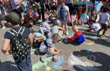 Ziua Copilului sărbătorită în forme și culori pe asfaltul din fața Primăriei Dorohoi - FOTO