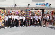 Flashmob în stil reginist. Elevii Liceului „Regina Maria” Dorohoi au animat atmosfera cu o demonstrație de dans plină de energie! – FOTO