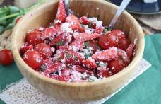 Salată de căpșune, roșii, feta și busuioc