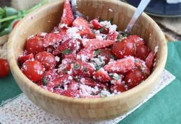 Salată de căpșune, roșii, feta și busuioc
