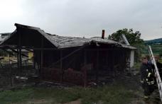 Incendiu într-o gospodărie din județ! Acoperișul unei case și un magazin au fost distruse! - FOTO