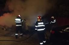 Mașină cuprinsă de flăcări în miez de noapte pe o stradă din Botoșani