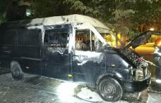 Mașină distrusă de foc pe o stradă din Botoșani